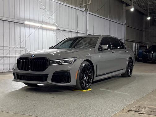 Amber 2022 BMW 750 i xDrive
