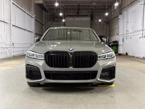 Amber 2022 BMW 750 i xDrive