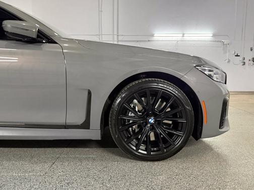 Amber 2022 BMW 750 i xDrive