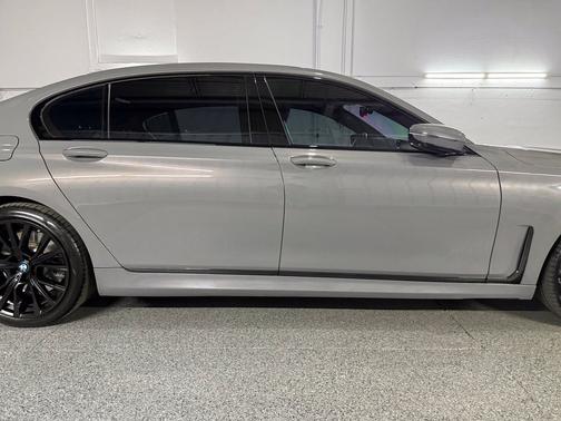 Amber 2022 BMW 750 i xDrive