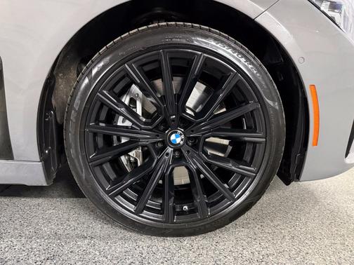 Amber 2022 BMW 750 i xDrive