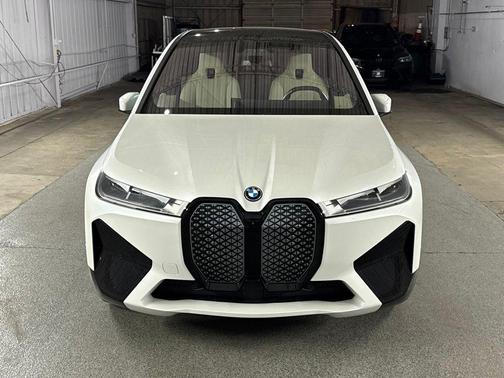 Mineral White Metallic 2024 BMW iX xDrive50