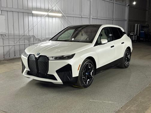 Mineral White Metallic 2024 BMW iX xDrive50