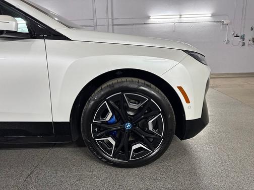 Mineral White Metallic 2024 BMW iX xDrive50