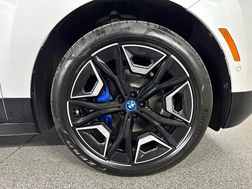Mineral White Metallic 2024 BMW iX xDrive50
