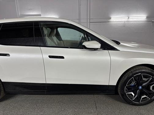 Mineral White Metallic 2024 BMW iX xDrive50