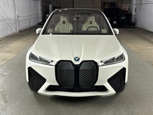 Mineral White Metallic 2024 BMW iX xDrive50