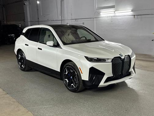 Mineral White Metallic 2024 BMW iX xDrive50