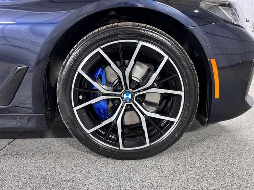 Carbon Black Metallic 2023 BMW 530 i xDrive