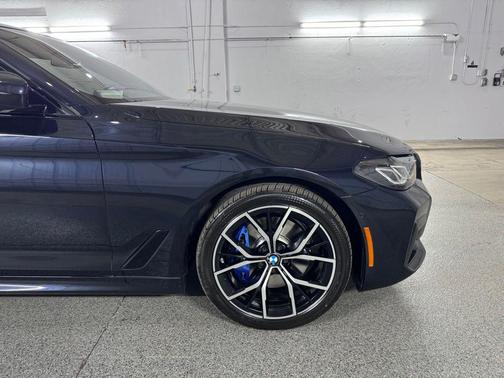 Carbon Black Metallic 2023 BMW 530 i xDrive