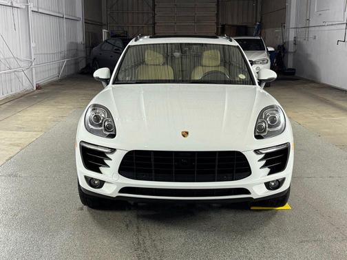 Carrara White Metallic 2018 Porsche Macan Macan