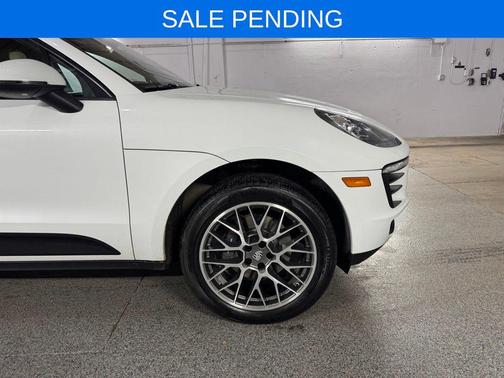 Carrara White Metallic 2018 Porsche Macan Macan