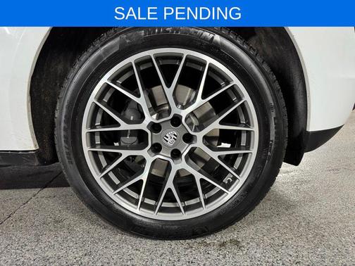 Carrara White Metallic 2018 Porsche Macan Macan