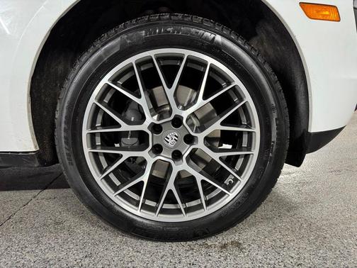 Carrara White Metallic 2018 Porsche Macan Macan