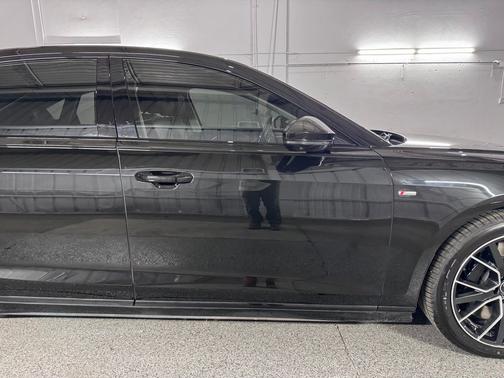Mythos Black Metallic 2021 Audi A8 4.0