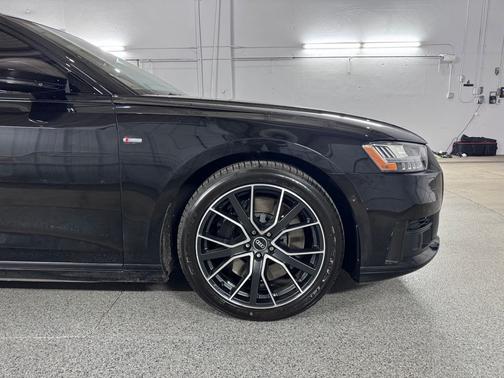 Mythos Black Metallic 2021 Audi A8 4.0