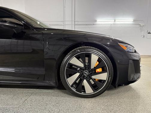 Mythos Black Metallic 2022 Audi RS e-tron GT Base