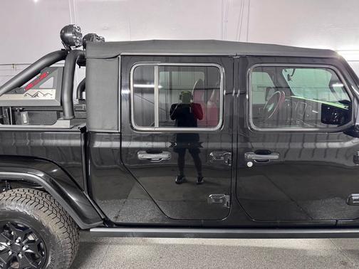 Black Clearcoat 2022 Jeep Gladiator Willys