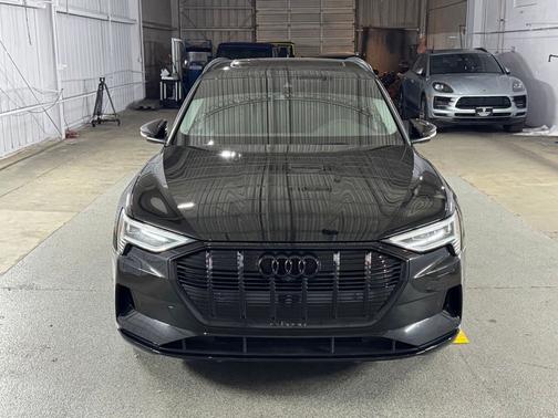 Mythos Black Metallic 2021 Audi e-tron Premium