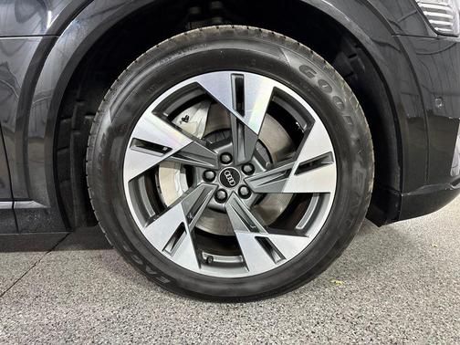 Mythos Black Metallic 2021 Audi e-tron Premium