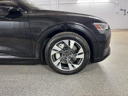 Mythos Black Metallic 2021 Audi e-tron Premium