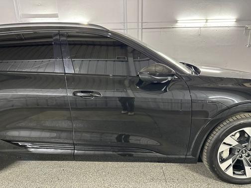 Mythos Black Metallic 2021 Audi e-tron Premium