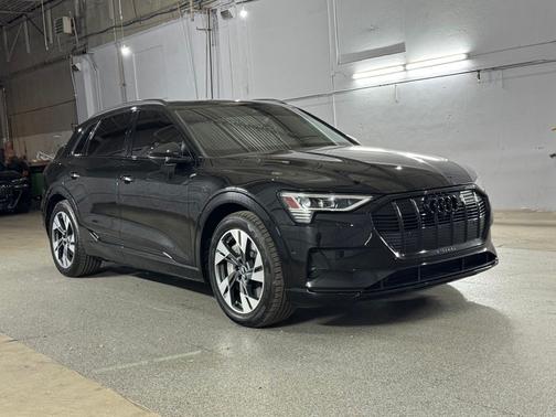 Mythos Black Metallic 2021 Audi e-tron Premium