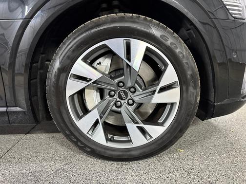 Mythos Black Metallic 2021 Audi e-tron Premium