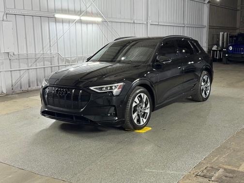 Mythos Black Metallic 2021 Audi e-tron Premium