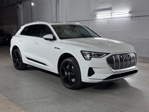 Glacier White Metallic 2019 Audi e-tron Premium Plus