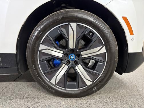 Mineral White Metallic 2024 BMW iX M60