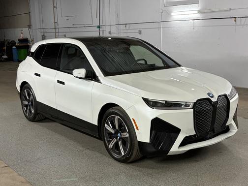 Mineral White Metallic 2024 BMW iX M60