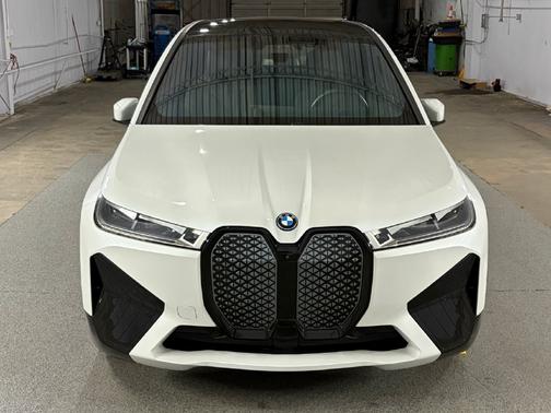 Mineral White Metallic 2024 BMW iX M60