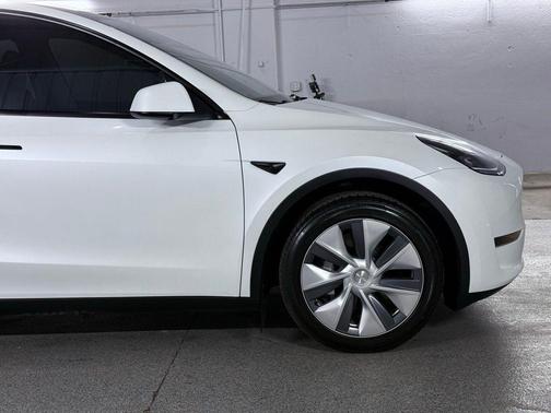 Pearl White Multi-Coat 2024 Tesla Model Y Long Range Dual Motor All-Wheel Drive