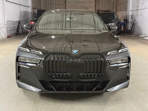 Black Sapphire Metallic 2023 BMW i7 xDrive60