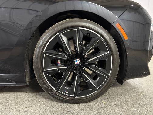 Black Sapphire Metallic 2023 BMW i7 xDrive60