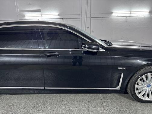 Black Sapphire Metallic 2022 BMW 745e xDrive