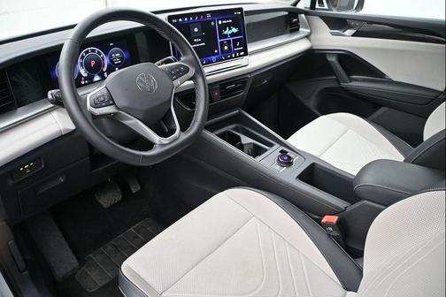 Pure White 2025 Volkswagen Tiguan 2.0T SE 4MOTION