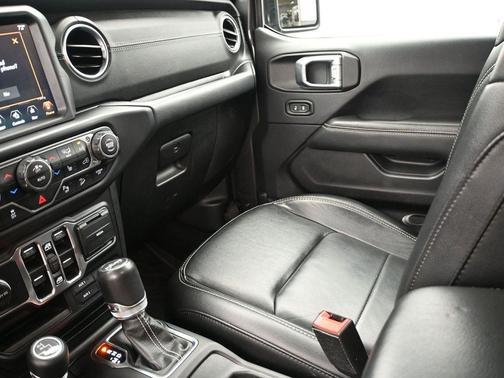 Granite Crystal Metallic Clearcoat 2019 Jeep Wrangler Unlimited Sahara