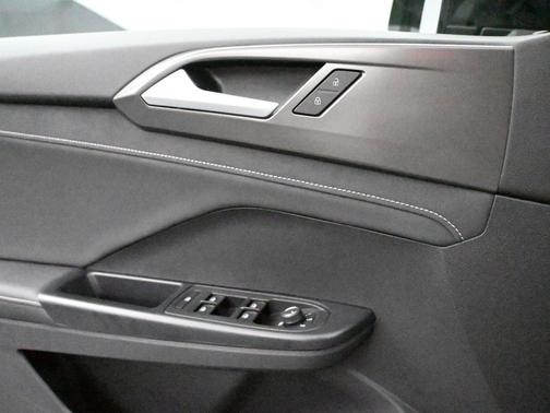 2025 Volkswagen Taos 1.5T SE Black