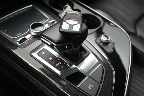 Orca Black Metallic 2017 Audi Q7 3.0T Prestige