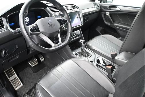 Deep Black Pearl 2022 Volkswagen Tiguan 2.0T SE R-Line Black 4MOTION
