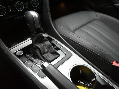 2022 Volkswagen Passat 2.0T Limited Edition