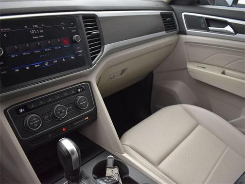 Deep Black Pearl 2021 Volkswagen Atlas 3.6L SE w/Technology