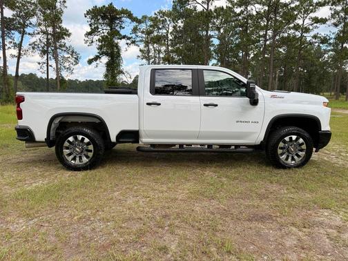 Summit White 2024 Chevrolet Silverado 2500 Custom