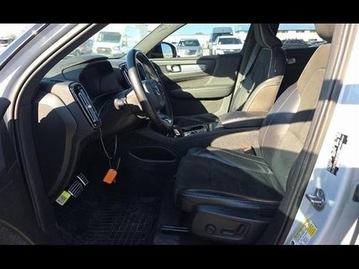 2022 Volvo XC40 T4 R-Design