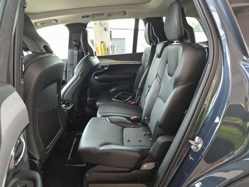 2022 Volvo XC90 T5 Momentum
