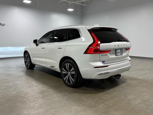 2023 Volvo XC60 B5 Ultimate Bright Theme