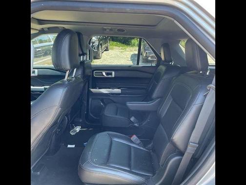 Iconic Silver Metallic 2022 Ford Explorer XLT