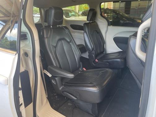 Bright White Clearcoat 2023 Chrysler Pacifica Touring L